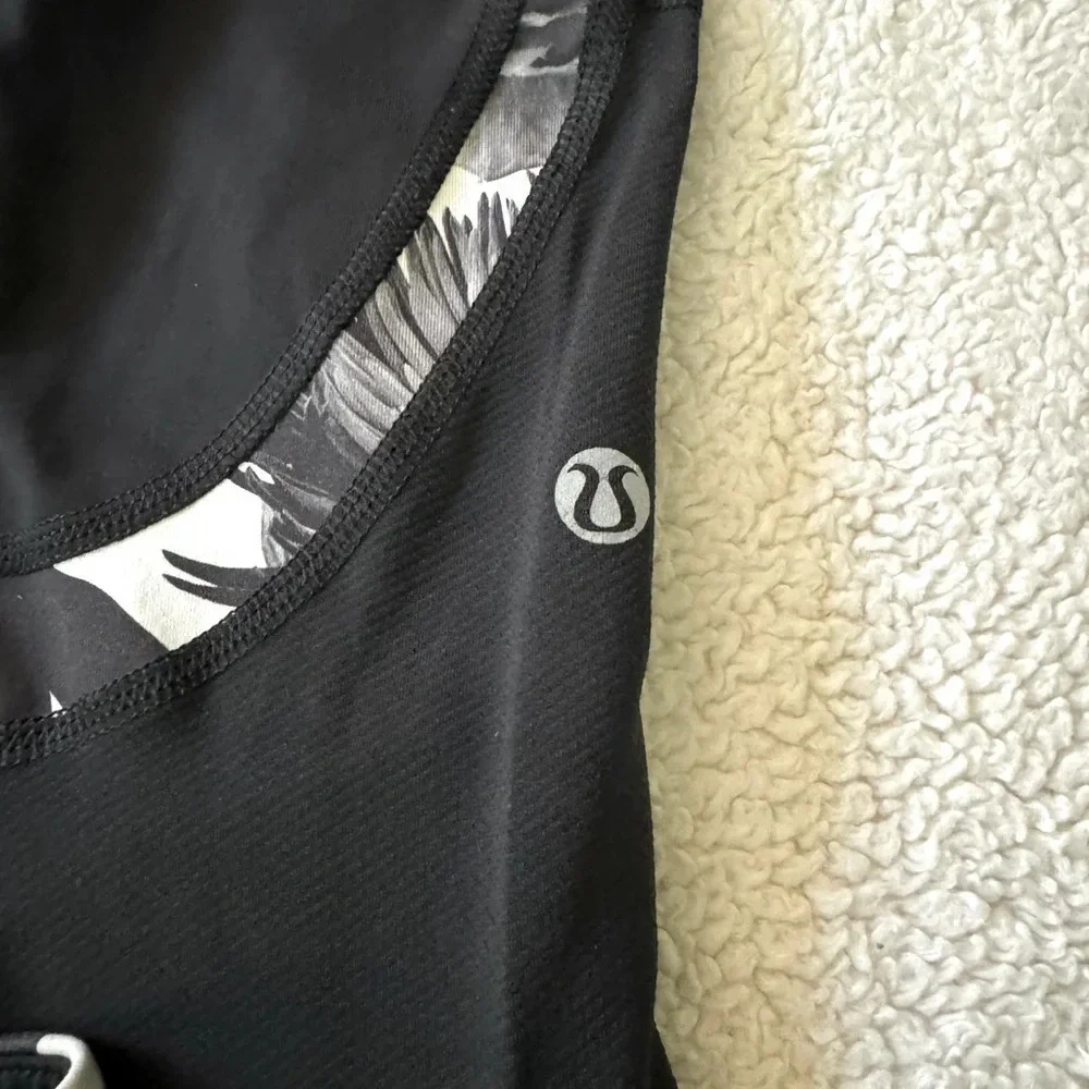 Lululemon 4 black crop II leggings Brisk Bloom, waistband w/zip & size. Pull tag